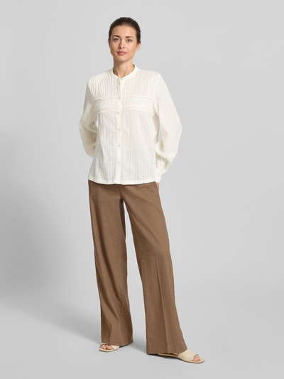 Frauenmodel trägt Bluse mit Mao-Kragen und Pointelle-Muster von Jake*s Casual aus reiner Baumwolle im Loose-Fit, weiße Farbe, Ganzkörperansicht von vorne.