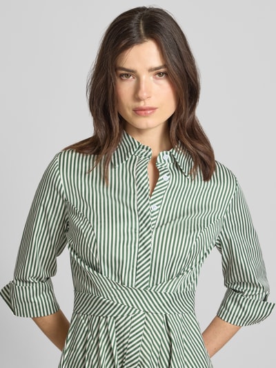 Vrouwenmodel draagt Hemdblusenkleid mit Kentkragen van Apricot in groen-wit katoen-elastaan, getailleerde fit, 3/4-mouw, tailleband, knoopsluiting, midilengte. Close-up bovenlichaam.