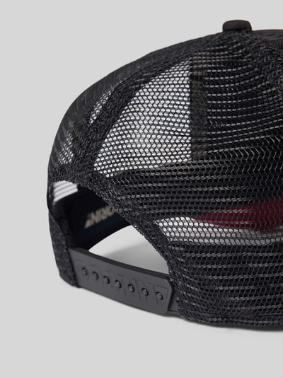 Productfoto, zwart-witte maten verstelbare Trucker Cap model 'The Top Dog' van GOORIN BROS., katoenmix, verstevigde klep, stitching, textuur mesh, context: heren trucker cap, detailopname