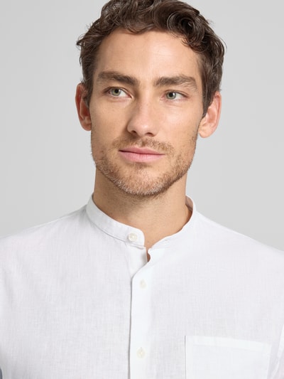 Männermodel trägt weißes Regular-Fit Baumwoll-Leinen-Hemd von Matinique, Brusttasche, Stehkragen, Knopfleiste, Nahaufnahme Oberkörper. Modell 'Atrostol', Langärmelig, Sportmanschetten, Leinen-Baumwoll-Anteil.