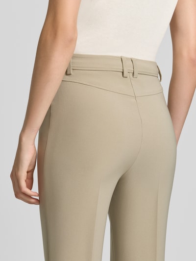 Frauenmodel trägt Gerade Hose mit Gürtelschlaufen Modell 'C_Tana' von BOSS Orange in Beige, glatte Textur, Nahaufnahme Rückansicht.