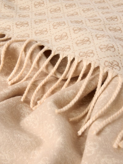 Produktfoto, Schal aus Viskose-Mix mit Logo-Detail von GUESS, längliche Passform, Kordel-Abschluss, beige Töne, strukturierte Oberfläche, Kontext: Damen Schal von GUESS, Breite 64 cm, Länge 190 cm, dezente Musterung