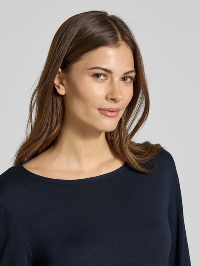 Frauenmodel trägt Regular Fit Langarmshirt aus Baumwoll-Viskose-Mix von s.Oliver RED LABEL, Optik: Unifarben, Rundhals, Strick, Nahaufnahme Oberkörper.