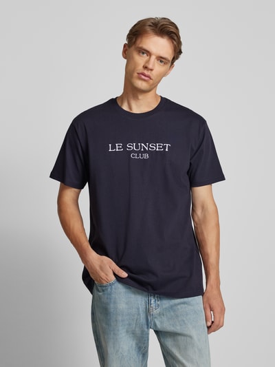 On Vacation T-Shirt mit Label-Print Marine 4