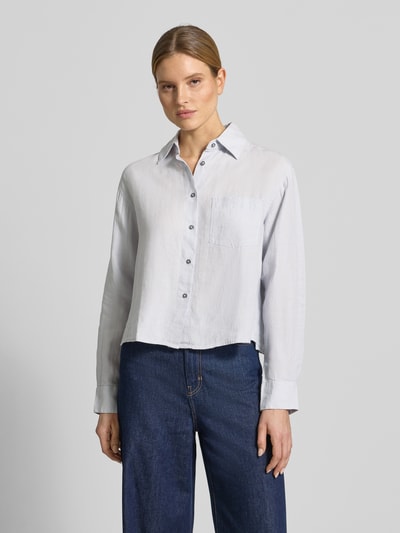 Frauenmodel trägt Relaxed Fit Hemdbluse aus reinem Leinen von Marc O'Polo, Optik: Unifarben, Passform: Relaxed-Fit, Material: Leinen, Ganzkörperansicht von vorne.