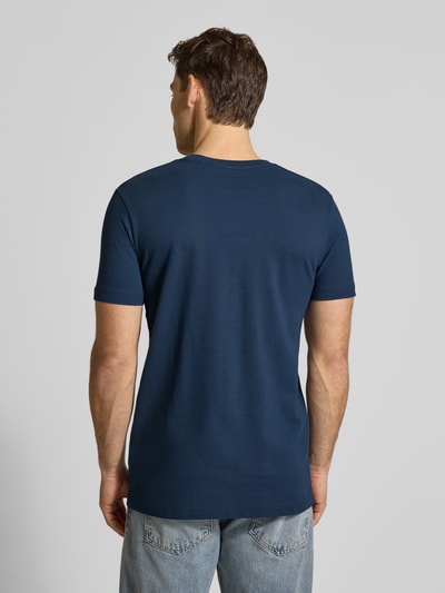 Männermodel trägt T-Shirt aus Baumwolle mit Rundhalsausschnitt von Christian Berg Men in Dunkelblau, Regular-Fit, Label-Detail, Rückenlänge 71 cm, Ganzkörperansicht Rückansicht.
