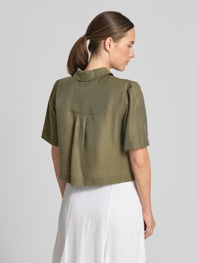 Frauenmodel trägt Regular Fit Bluse aus Lyocell-Mix mit Brusttaschen von MORE, olivgrün, Kurzarm, Hemdblusenkragen, Rückenansicht, Nahaufnahme Oberkörper. Damen Bluse mit Leinen-Anteil und Knopfleiste, Rückenlänge 45 cm, Ärmellänge 28 cm.