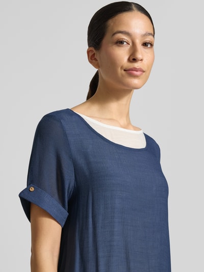 Frauenmodel trägt Knielanges Kleid aus Viskose-Mix von Apricot in Dunkelblau, lockerer Schnitt, Rundhalsausschnitt, Nahaufnahme Oberkörper.