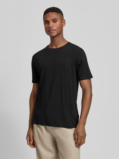Mannelijk model draagt T-Shirt aus Leinen-Elasthan-Mix mit Rundhalsausschnitt van OLYMP Level Five, zwart, regular fit, label-detail, ruglengte bij maat M 69 cm, volledige lichaamsweergave van voren.