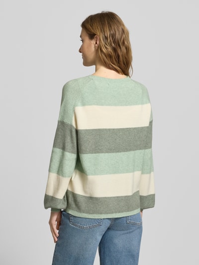 Frauenmodel trägt Regular Fit Strickpullover aus Viskose-Mix Modell 'ATIA' von Only, mehrfarbig gestreift, Ganzkörperansicht Rückansicht
