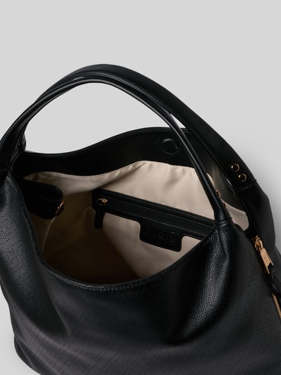 Produktfoto, Handtasche in Leder-Optik von Liu Jo White mit Magnetverschluss, Reißverschlussfach innen, schwarze Farbe, goldene Details, feine Narbenstruktur, Hauptfach und abnehmbarer Tragehenkel, Maße 40x33x15 cm, Schulterriemen 97 cm.
