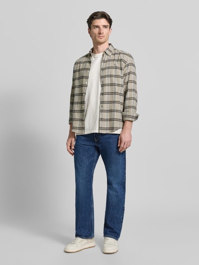 Männermodel trägt Jeans im Used-Look Modell 'Type 2' von Wood Wood in Blau, Baumwolle, Relaxed Fit, Ganzkörperansicht von vorne.