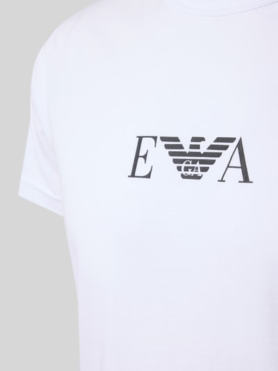 Männermodel trägt T-Shirt mit Label-Print im 2er-Pack von Emporio Armani, Weiß, Baumwoll-Elasthan-Mix, Rundhalsausschnitt, Nahaufnahme Oberkörper.