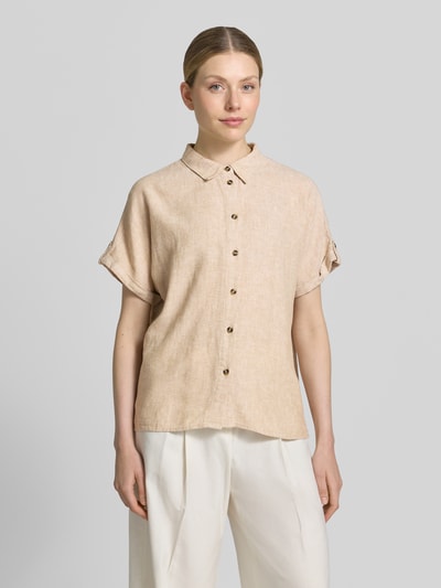 Frauenmodel trägt Relaxed Fit Bluse aus Leinen-Viskose-Mix Modell 'Lava' von FREE/QUENT in Beige, Hemdblusenkragen, Knopfleiste, Ganzkörperansicht von vorne, Rückenlänge 55 cm, Ärmellänge 12 cm.