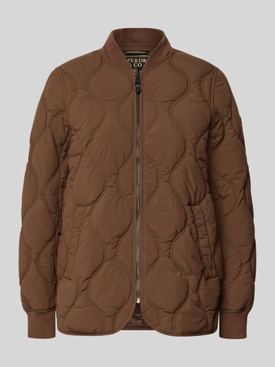 Produktfoto, Steppjacke mit Stehkragen und Eingrifftaschen od Superdry, brązowy kolor, krój regular fit, zamek błyskawiczny, długość tyłu w rozmiarze S: 67 cm, szerokość ramion w rozmiarze S: 37 cm, szerokość klatki piersiowej w rozmiarze S: 53 cm, długość rękawów w rozmiarze S: 64 cm, gładka faktura z pikowaniem