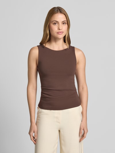 Frauenmodel trägt Top mit breiten Trägern und Rundhalsausschnitt von Jake*s Casual aus Baumwoll-Mix mit Stretch-Anteil, körpernaher Schnitt, Farbe Braun und Beige, Ganzkörperansicht von vorne.