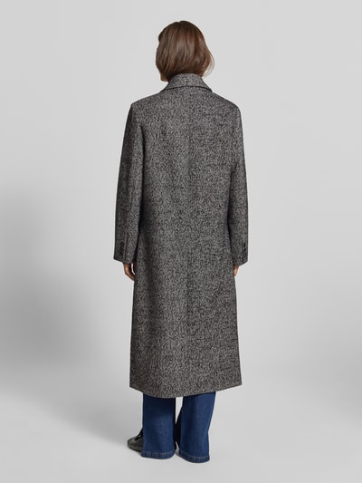 Frauenmodel trägt Relaxed Fit Mantel mit Woll-Anteil von MYON in Grau, strukturierte Oberfläche, Reverskragen, Ganzkörperansicht Rückansicht. Material-Mix, doppelte Knopfleiste, Pattentaschen, Rückenlänge 121 cm, Schulterbreite 42 cm, Brustweite 53 cm, Ärmellänge 62 cm.