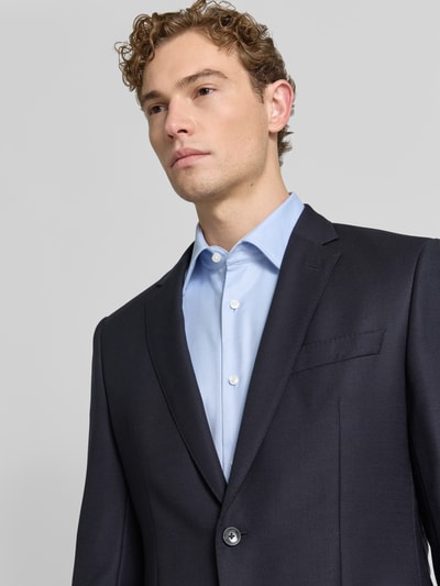 Männermodel trägt lichtblauw slim fit zakelijk overhemd van katoen model 'H-HANK-K' van BOSS, nahaufnahme bovenlichaam, heren zakelijk overhemd van BOSS