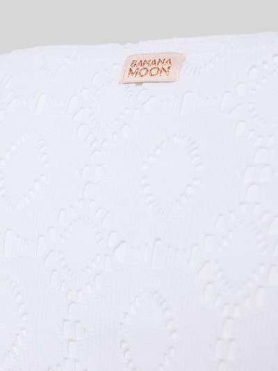 Produktfoto, Bikini-Slip mit seitlicher Schnürung Modell 'DASIA MONTILACE' von Banana Moon, bawełna z domieszką stretchu, dopasowany krój, biała kolorystyka, wyraźna tekstura z koronkowymi wzorami