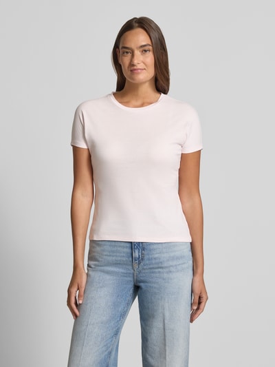 Frauenmodel trägt Regular Fit T-Shirt aus reiner Baumwolle Modell 'ECRICI' von BOSS in Unifarbe mit kurzen Ärmeln, Ganzkörperansicht von vorne.