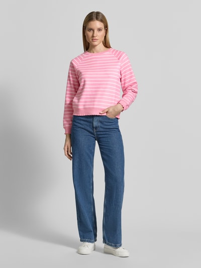 Frauenmodel trägt Regular Fit Sweatshirt aus Baumwoll-Mix von Tom Tailor Denim, Optik:Allover-Muster, gestreift, Raglanärmel, Rundhals, Gerippt, Frill, Sweat, in Rosa und Weiß, Ganzkörperansicht von vorne.