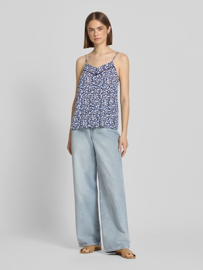 Frauenmodel trägt Regular Fit Blusentop aus reiner Viskose Modell 'NALA LIFE' von Only, Optik: Allover-Muster, V-Ausschnitt, verstellbare Spaghettiträger, Material: reine Viskose, Ganzkörperansicht von vorne.
