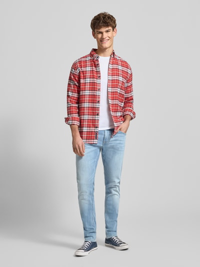 Männermodel trägt Slim Taper Jeans aus Baumwoll-Mix Modell 'SPIKE' von Pepe Jeans mit Optik: unifarben, 5-Pocket-Design, Denim, Ganzkörperansicht von vorne.