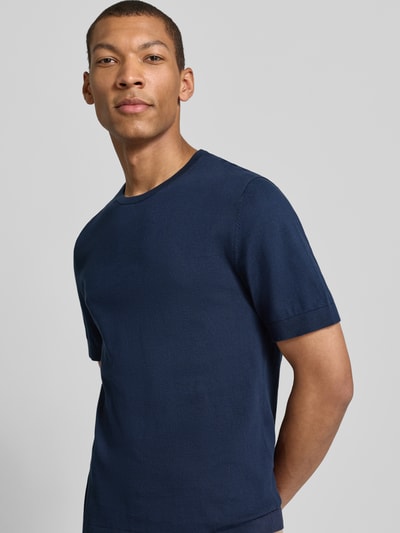 Männermodel trägt Regular Fit Strick-Shirt aus Bio-Baumwolle Modell 'TORINO' von Selected Homme, blau, Optik: Unifarben, Feinstrick, Nahaufnahme Oberkörper.