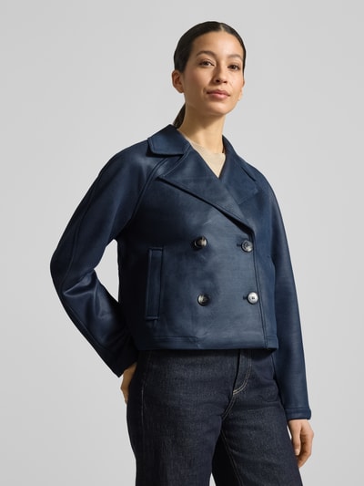 Vrouwenmodel draagt Regular Fit Blazer met steekzakken van zero in donkerblauw materiaalmix met stretch, met dubbele rij knopen, reverskraag, ruglengte maat 36: 54 cm, schouderbreedte: 43 cm, borstwijdte: 60 cm, mouwlengte: 59 cm, geheelbeeld voorkant.