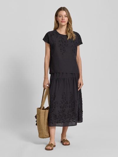 Frauenmodel trägt Regular Fit Bluse mit Rundhalsausschnitt Modell 'FAHIMA' von Soyaconcept aus Reine Baumwolle mit Stitchings, Ganzkörperansicht von vorne.