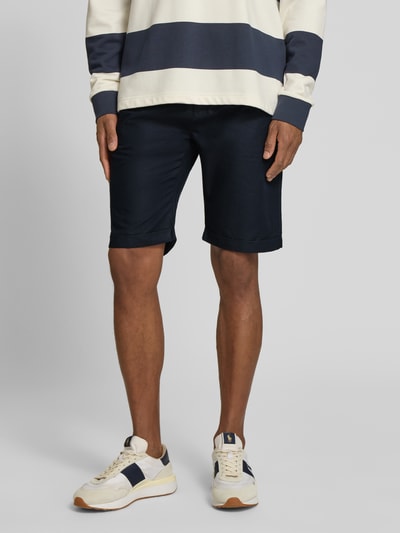 Männermodel trägt dunkelblaue Chino-Shorts mit Tunnelzug Modell 'DAWSON' von Lerros, Baumwoll-Leinen-Mix, Regular Fit, Ganzkörperansicht von vorne.