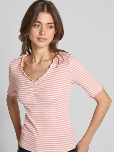 Frauenmodel trägt T-Shirt mit Wellensaum von Zero in Rosa-Weiß gestreift, Bio-Baumwoll-Elasthan-Mix, Slim Fit, Nahaufnahme Oberkörper.