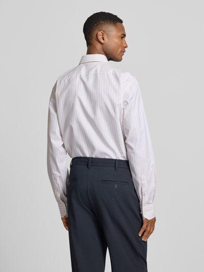 Männermodel trägt Regular Fit Freizeithemd aus reiner Baumwolle Modell 'H-Joe-SP-C1-261' von BOSS, gestreift, Ganzkörperansicht Rückansicht.