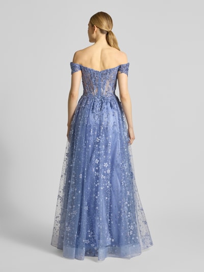 Frauenmodel trägt Maxikleid mit Stitchings und Pailletten von Unique in Blau, Mesh, A-Linie, Corsagenkleid, Rückansicht, Ganzkörperansicht.