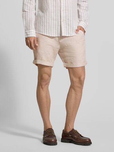 Mężczyzna nosi Leinenshorts mit Bindegürtel und Gesäßtaschen von MCNEAL, len, krój straight fit, kolor beżowy, zapięcie na guzik i zamek błyskawiczny, wiązany pasek, wpuszczane kieszenie, podwijana nogawka, z tyłu kieszeń z wypustką, wyhaftowane logo, szerokość w rozmiarze M: 45 cm, długość wewnętrzna nogawki w rozmiarze M: 16 cm, widok na nogi i talię z przodu
