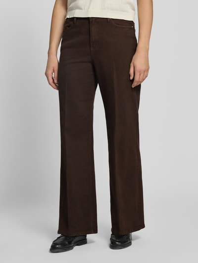 Männermodel trägt Wide Leg Jeans aus Baumwoll-Mix Modell 'Suri' von s.Oliver RED LABEL, Damen Wide & Loose Fit Jeans, Nahaufnahme Oberkörper