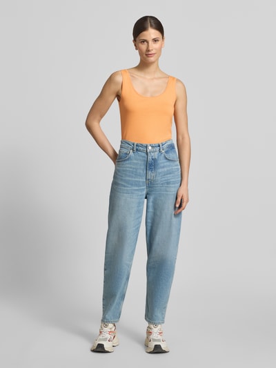 Frauenmodel trägt Tanktop mit Rundhalsausschnitt und Label-Detail von monari aus Baumwoll-Mix mit Stretch-Anteil, Körpernaher-Schnitt, orangene Farbe, glatte Textur, Rückenlänge bei Größe 36: 50 cm, Ganzkörperansicht von vorne.