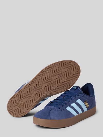 Produktfoto, Sneaker aus Leder Modell 'VL COURT 3.0' van adidas Sportswear in donkerblauw met afgeronde punt, vetersluiting, labeldetails, rubberzool, hakhoogte maat 44: 3 cm, schachthoogte maat 44: 8 cm, schachtbreedte maat 44: 7 cm