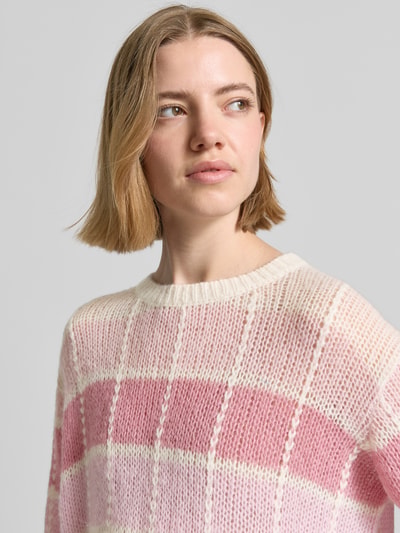 Frauenmodel trägt Relaxed Fit Pullover mit Alpaka-Anteil von JOOP! mit Material-Mix, Strick-Optik und Rundhalsausschnitt, Nahaufnahme Oberkörper.
