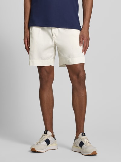 Männermodel trägt Relaxed Fit Bermudas aus reiner Baumwolle von Polo Ralph Lauren, Optik: Unifarben, Materialverarbeitung: Denim, Nahaufnahme Oberschenkel, Frontansicht.