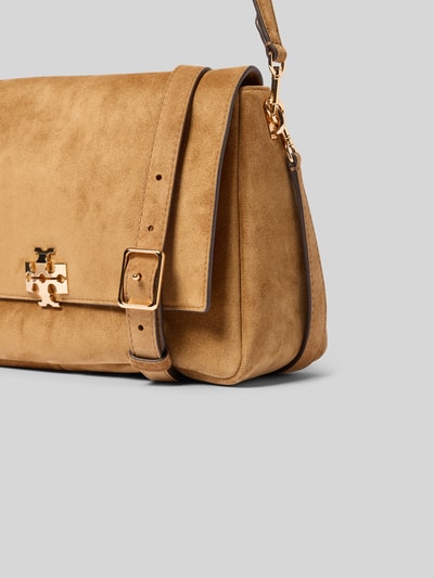 Produktfoto, Shoulder Bag in Suede-Optik von Tory Burch in Braun mit Überschlag, abnehmbare Schulterriemen, Magnetverschluss, Innenfach mit Reißverschluss, Maße 27 cm Breite, 18 cm Länge, 10 cm Tiefe, samtige Textur