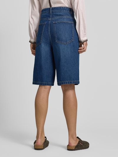 Vrouwenmodel draagt Bermudas uit denim in used-look van Jake*s casual dames, relaxed fit, steekzakken, bandwijdte maat 36 36 cm, binnenbeenlengte 59 cm, ganzekijk rugaanzicht.