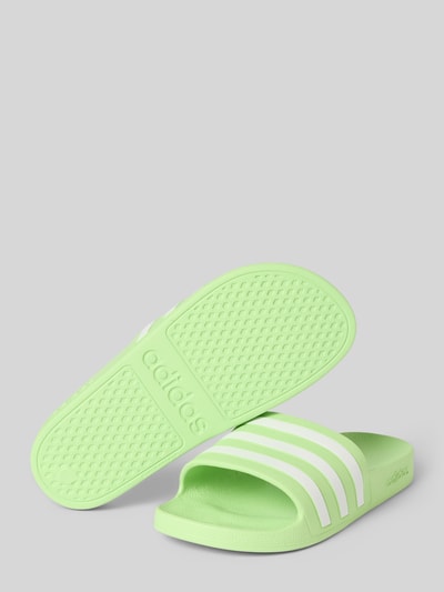 Productfoto, Badeschuhe mit Label-Prägung Modell 'ADILETTE AQUA' van adidas in effen kleuren met labelstrepen, comfortmodel/open, gestructureerde zool