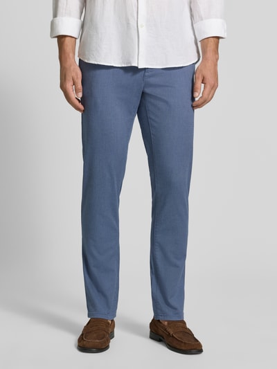 Männermodel trägt Kleingemusterte Hose mit Gesäßtaschen von MCNEAL in Blau, Slim Fit Baumwoll-Elasthan-Mix, Ganzkörperansicht von vorne.