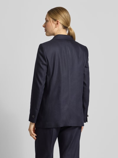 Frauenmodel trägt Regular Fit Blazer mit Pattentaschen von comma, dunkelblau, Lyocell-Mix mit Viskose-Anteil, Rückenansicht, Ganzkörperansicht Rückansicht