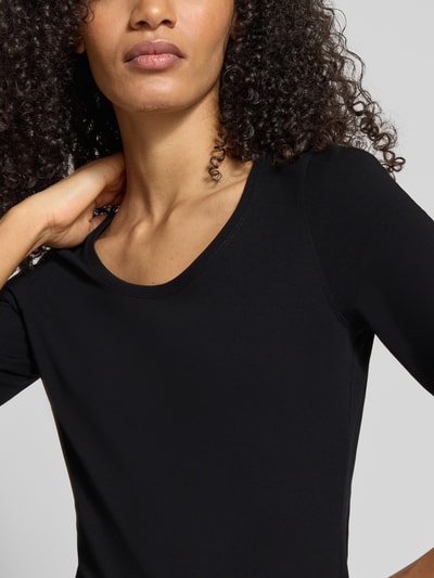 Frauenmodel trägt Damen T-Shirt mit Stretch-Anteil Modell 'Serta' von Opus, Baumwoll-Elasthan-Mix, U-Ausschnitt, Nahaufnahme Oberkörper.