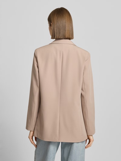 Frauenmodel trägt Blazer mit Reverskragen Modell 'Bossy' von PIECES in Beige, Materialmischung mit Stretch-Anteil, lockerer Schnitt, Rückenansicht.