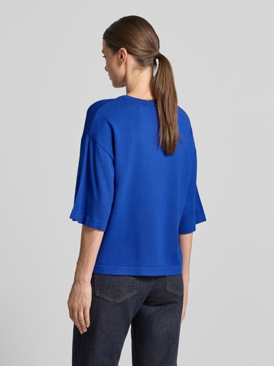 Männermodel trägt Damski t-shirt z mieszanki wiskozy Model 'Conny' od FREE/QUENT, luźny krój, prążkowany okrągły dekolt, Długość tyłu w rozmiarze S: 55 cm, Długość rękawów w rozmiarze S: 26 cm, widok całej sylwetki z tyłu