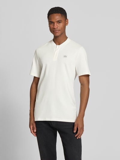 Männermodel trägt Regular Fit Poloshirt aus Baumwoll-Mix von s.Oliver RED LABEL, Optik: Unifarben, Label-Patch, Piqué, Ganzkörperansicht von vorne.