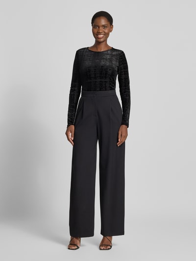 Vrouwenmodel draagt Longsleeve met structuur-patroon van Christian Berg Woman, Materiaalmix met stretch, getailleerde pasvorm, ronde hals, ruglengte maat S 60 cm, geheel lichaam van voren